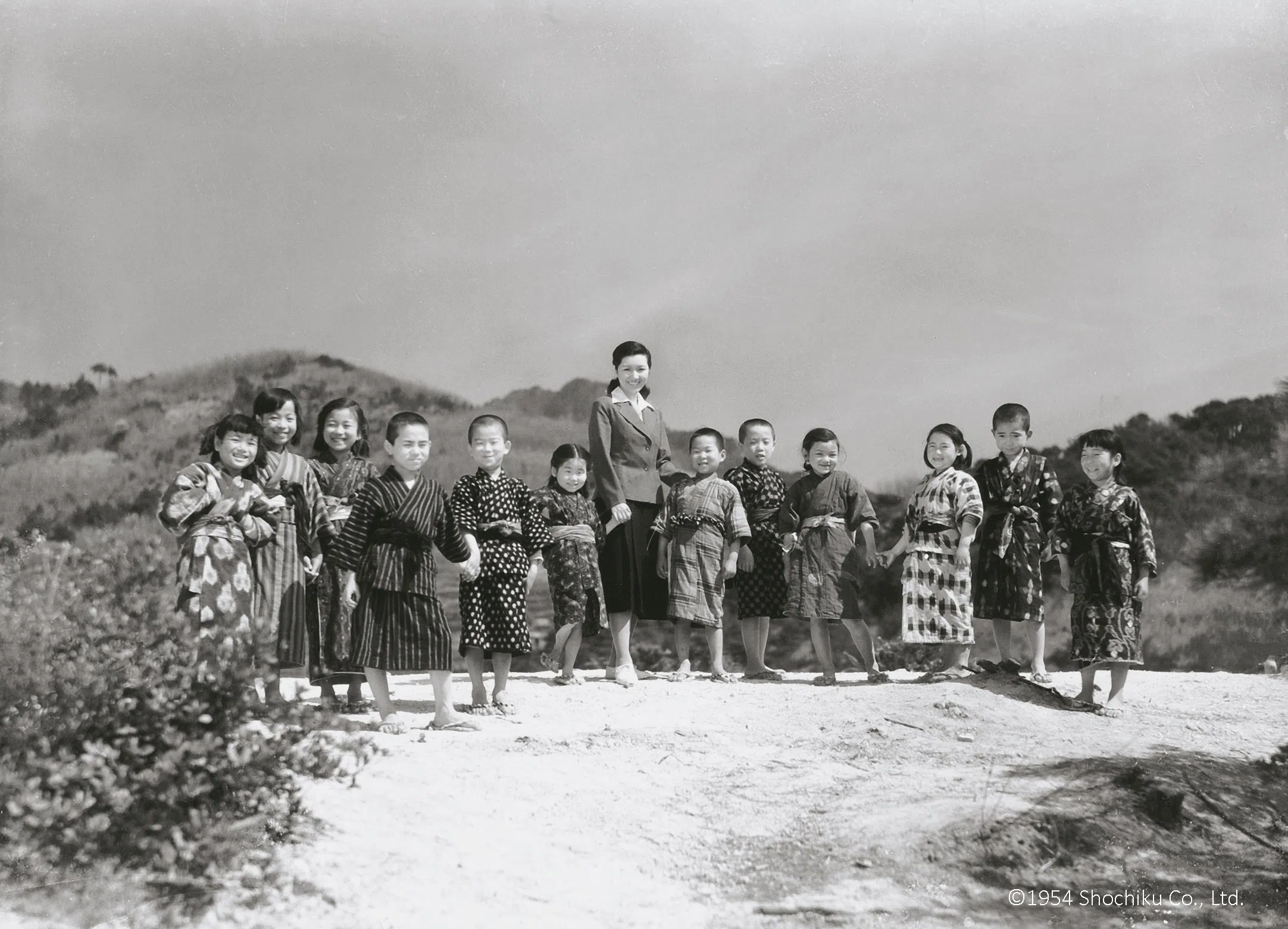 日本名导木下惠介1954年执导的经典反战黑白电影《二十四瞳》曾夺得金球奖最佳外语片。（新加坡电影协会提供）