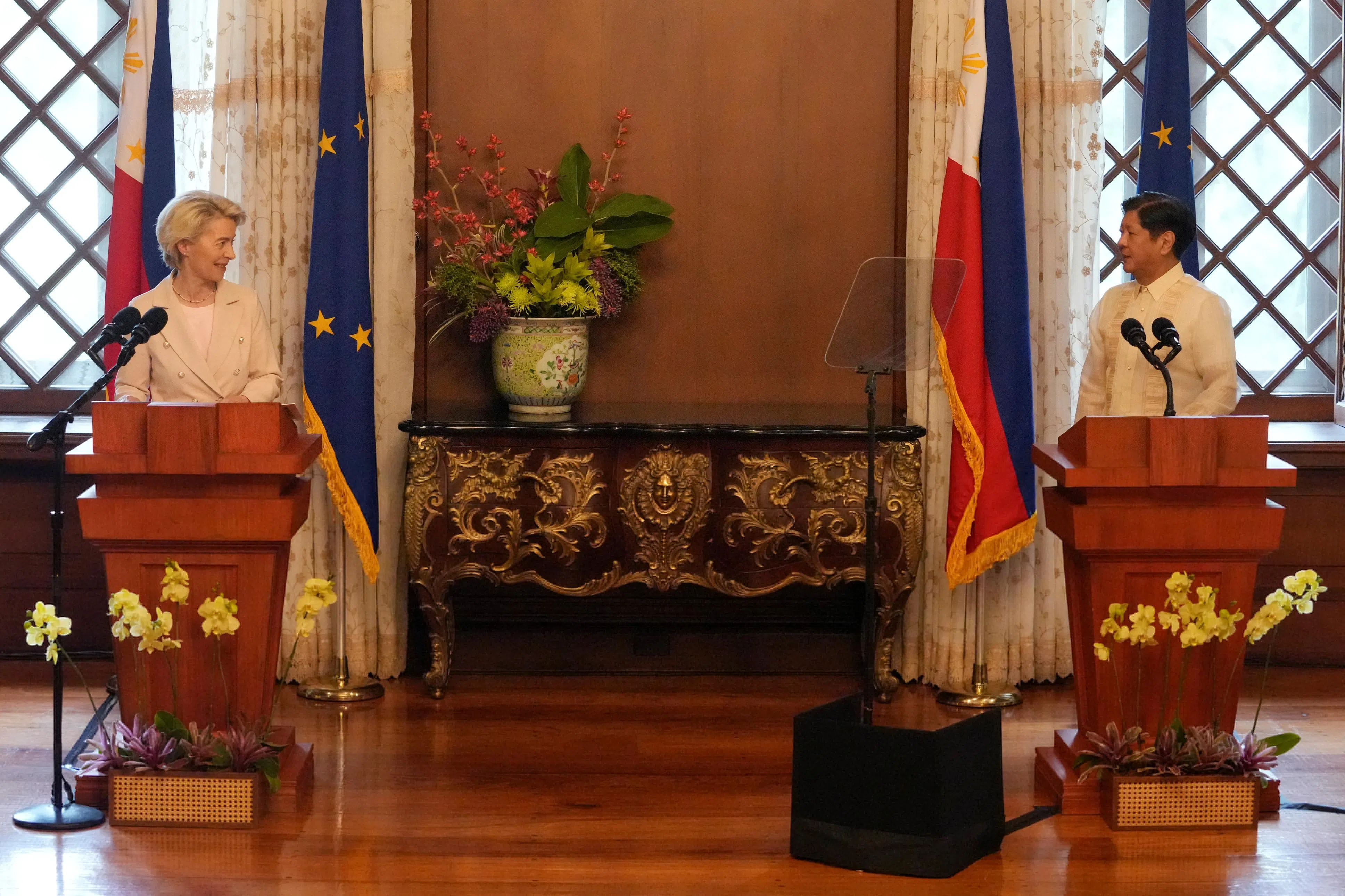 冯德莱恩在联合新闻发布会上强调，维护一个自由与开放的印太地区至关重要。（路透社）