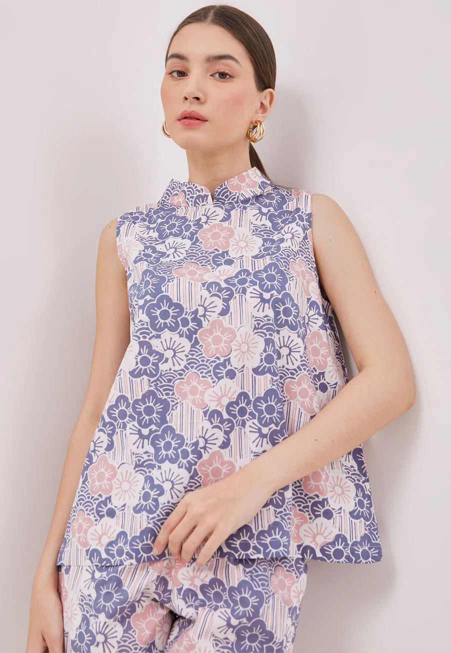 紫蓝与粉红梅花图点缀摩登无袖“衫裤”。（Ans.ein提供）