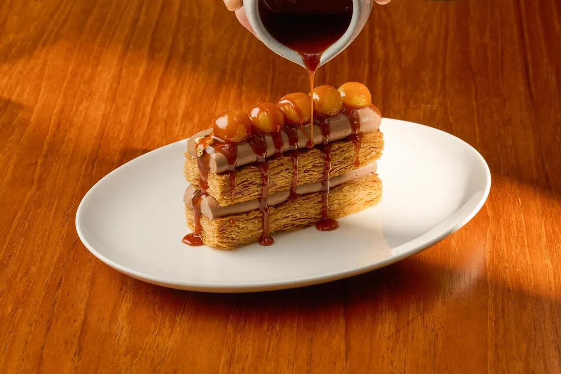 巧克力千层酥淋上鳕鱼油焦糖，别有一番风味。（餐馆提供）