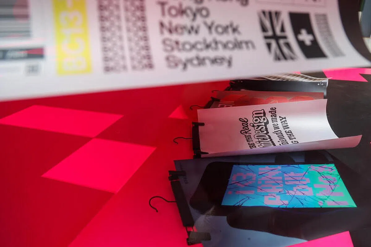 40名各地设计师用海报阐述对印刷业现状的看法，其中来自乌克兰的设计师在逃难前把作品电邮给陈家辉。（白艳琳摄）