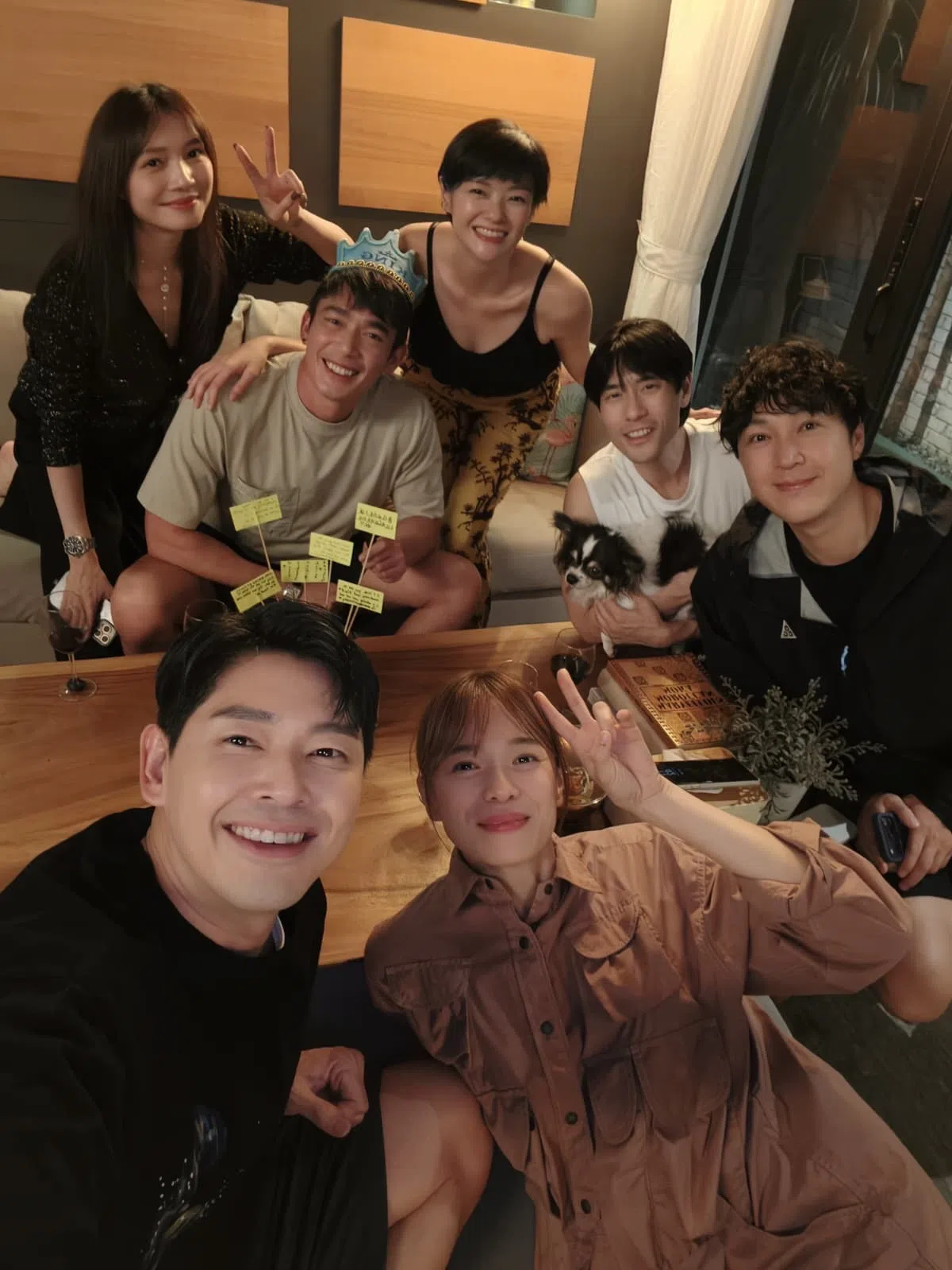 黄俊雄（后排左二）的艺人好友姚懿珊（后排左起）、沈琳宸、谢俊峰、徐鸣杰、陈罗密欧（前排左起）和陈凤玲为他策划一场45岁生日派对。（黄俊雄提供）