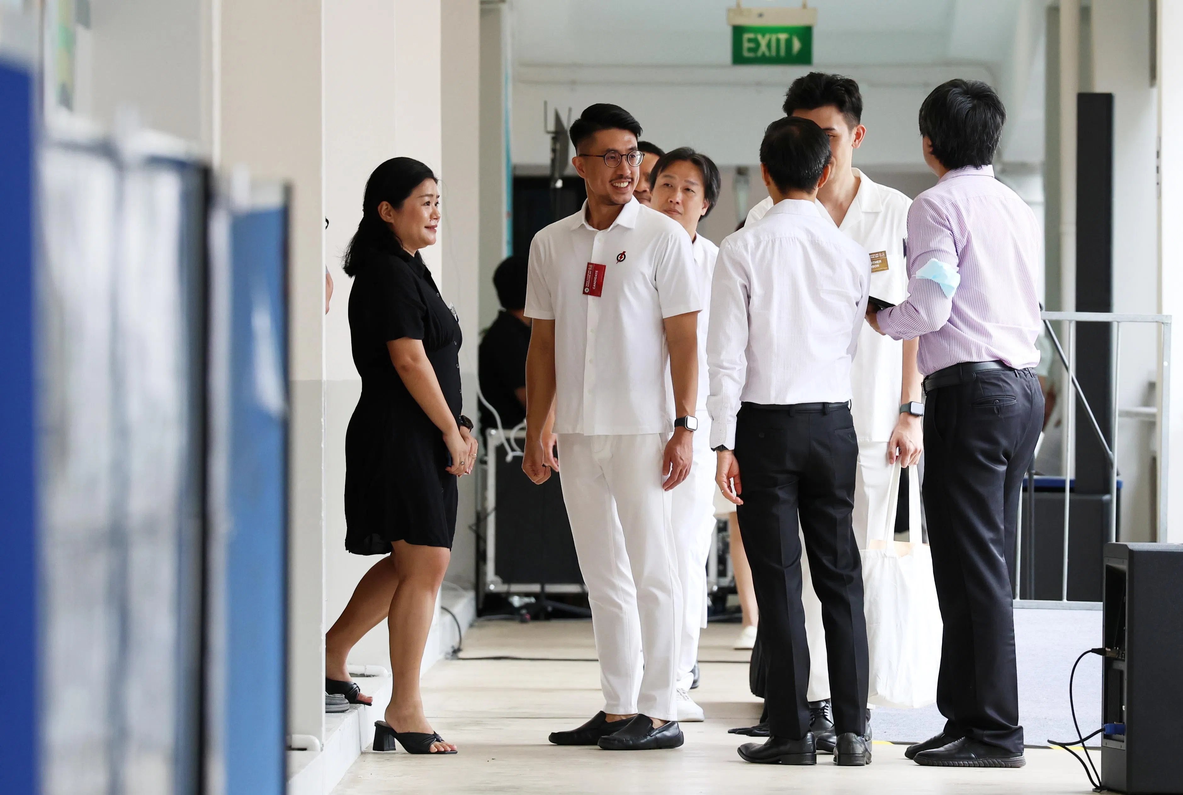 人民行动党新人林于晖（左二）将在后港单选区对垒工人党陈立峰。（何家俊摄）