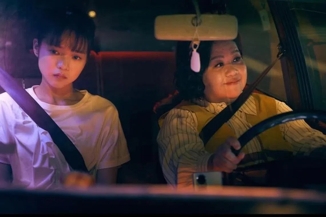 林廷忆（左）饰演的史艾玛为了争取演出机会而背叛经纪人胖姐（锺欣凌饰）。（互联网）