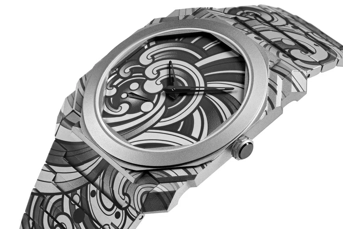 Acqua表盘、喷砂钛金属表壳和集成式超薄表链均采用激光雕刻文身图案。（宝格丽提供）