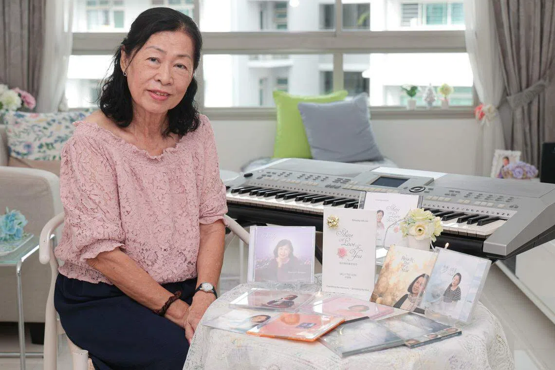 许宣娘退休后积极创作音乐，唱歌写歌，也为慈善筹款。（李冠卫摄）