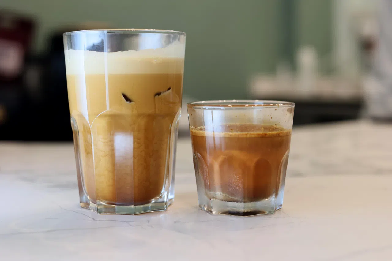 Plus Coffee Joint招牌饮料是泡沫冰黑咖啡“Frothed Iced Long Black”（左）。（龙国雄摄）