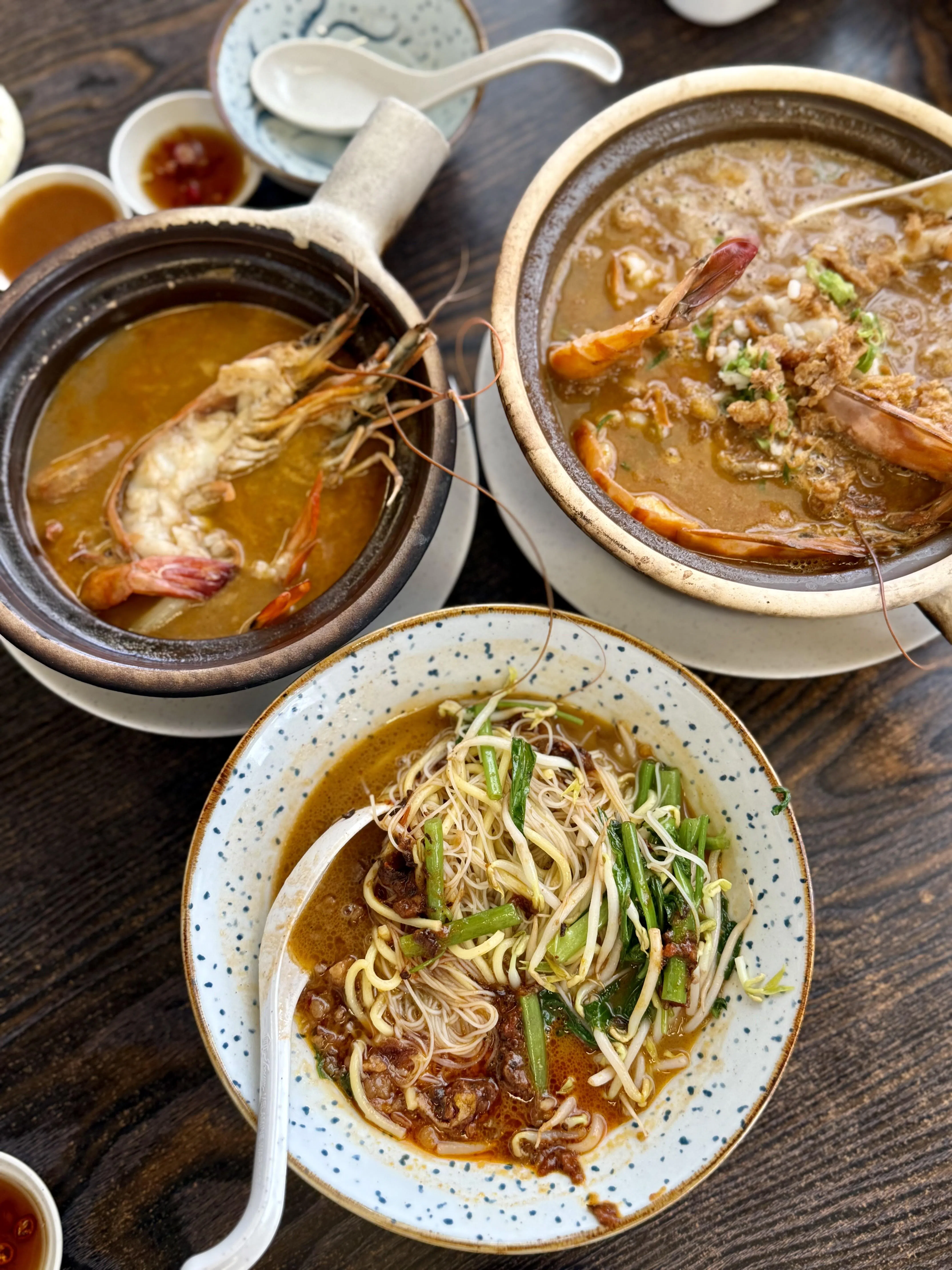 主厨精心熬制的浓郁鲜甜汤底，是虾面、福建面与泡饭的灵魂所在。（叶晓虹摄）