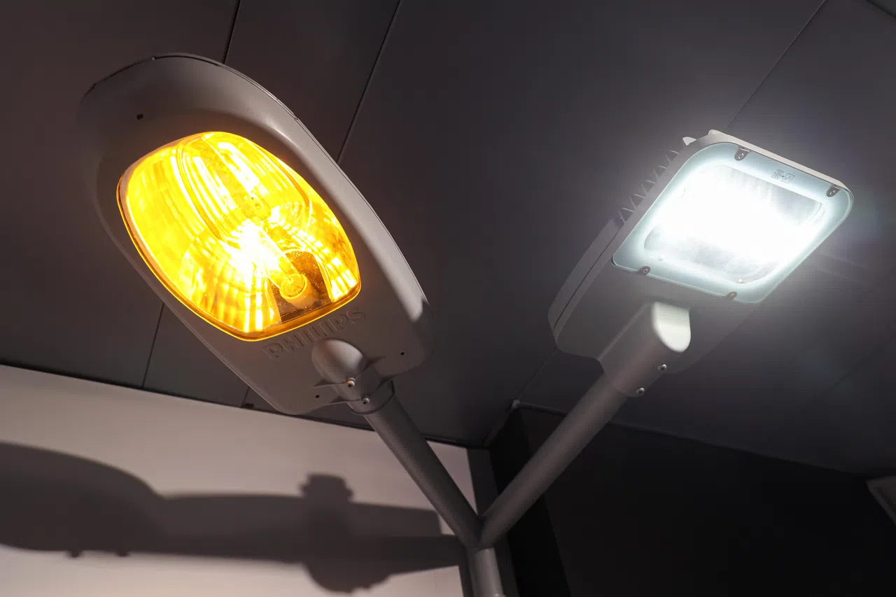 从1974年至2013年，路灯采用高压纳灯（左），比起LED灯（右）需要更长的时间来预热，而且偏深橘色，照明不比LED亮。（李冠卫摄）