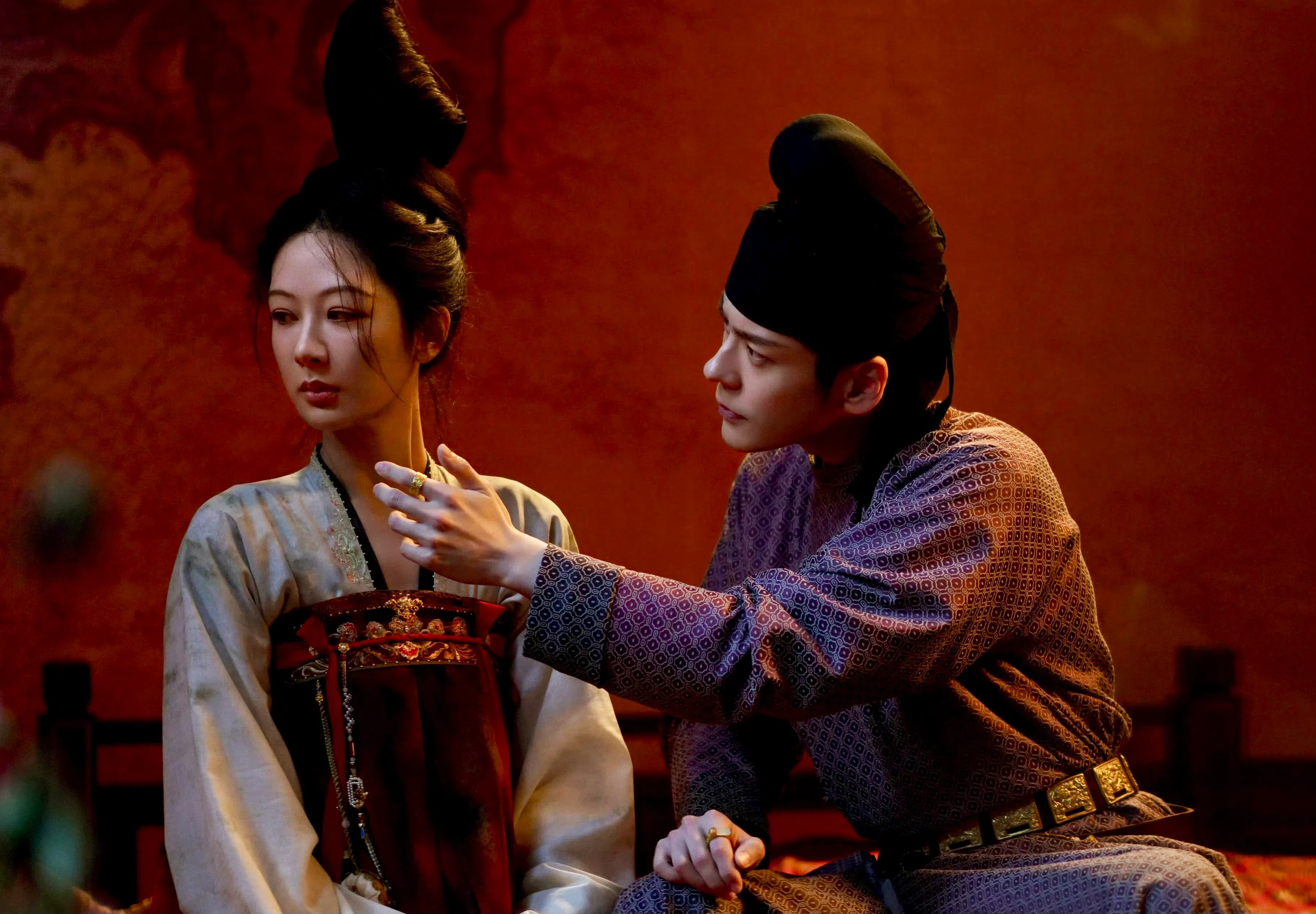 魏哲鸣（右）在《锦绣芳华》《国色芳华》中饰演的刘畅爱而不得，放不下杨紫饰演的前妻何惟芳。（取自剧集微博）