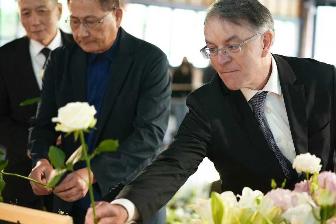 郑华娟的丈夫从德国飞到台湾出席追思会。（取自滚石唱片脸书）