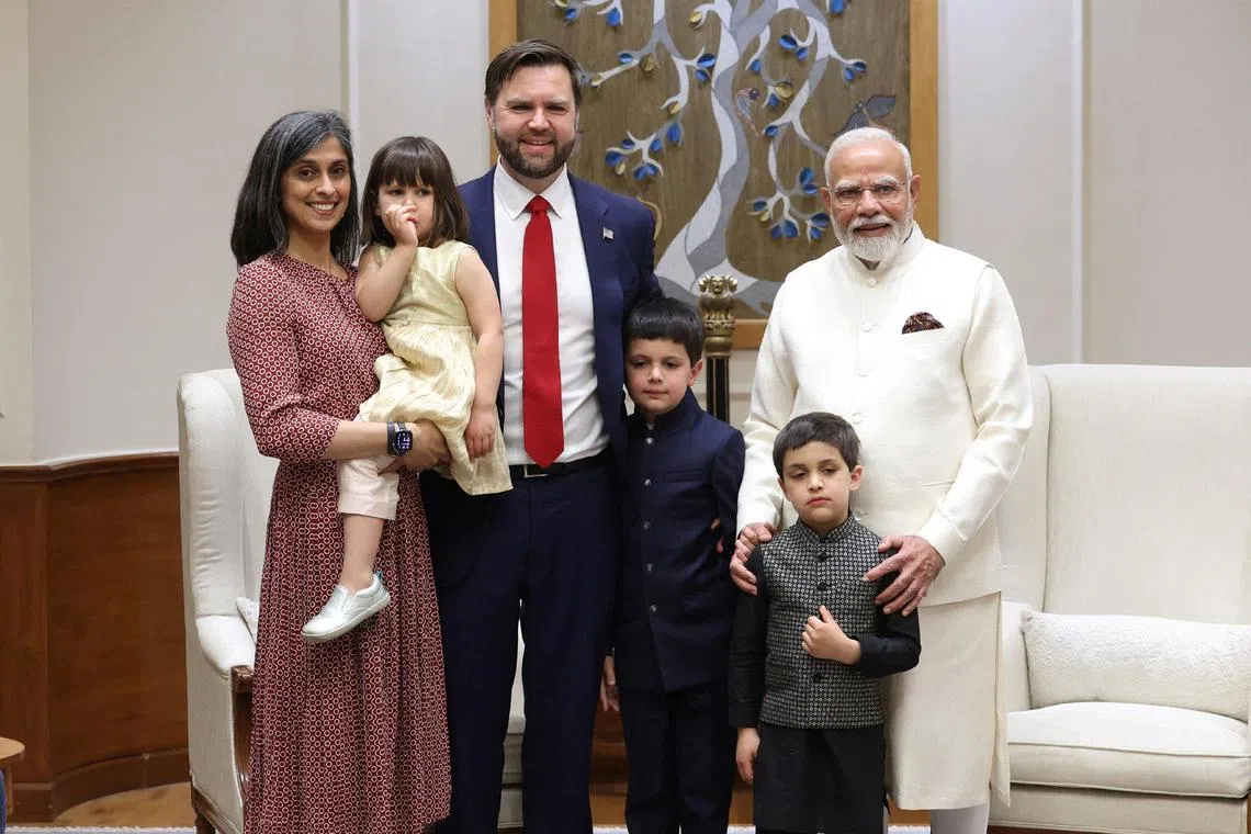 4月21日，印度总理莫迪 (右一) 在其官邸会见带上子女的美国副总统万斯（左三）与其夫人乌莎（左一）。（路透社）