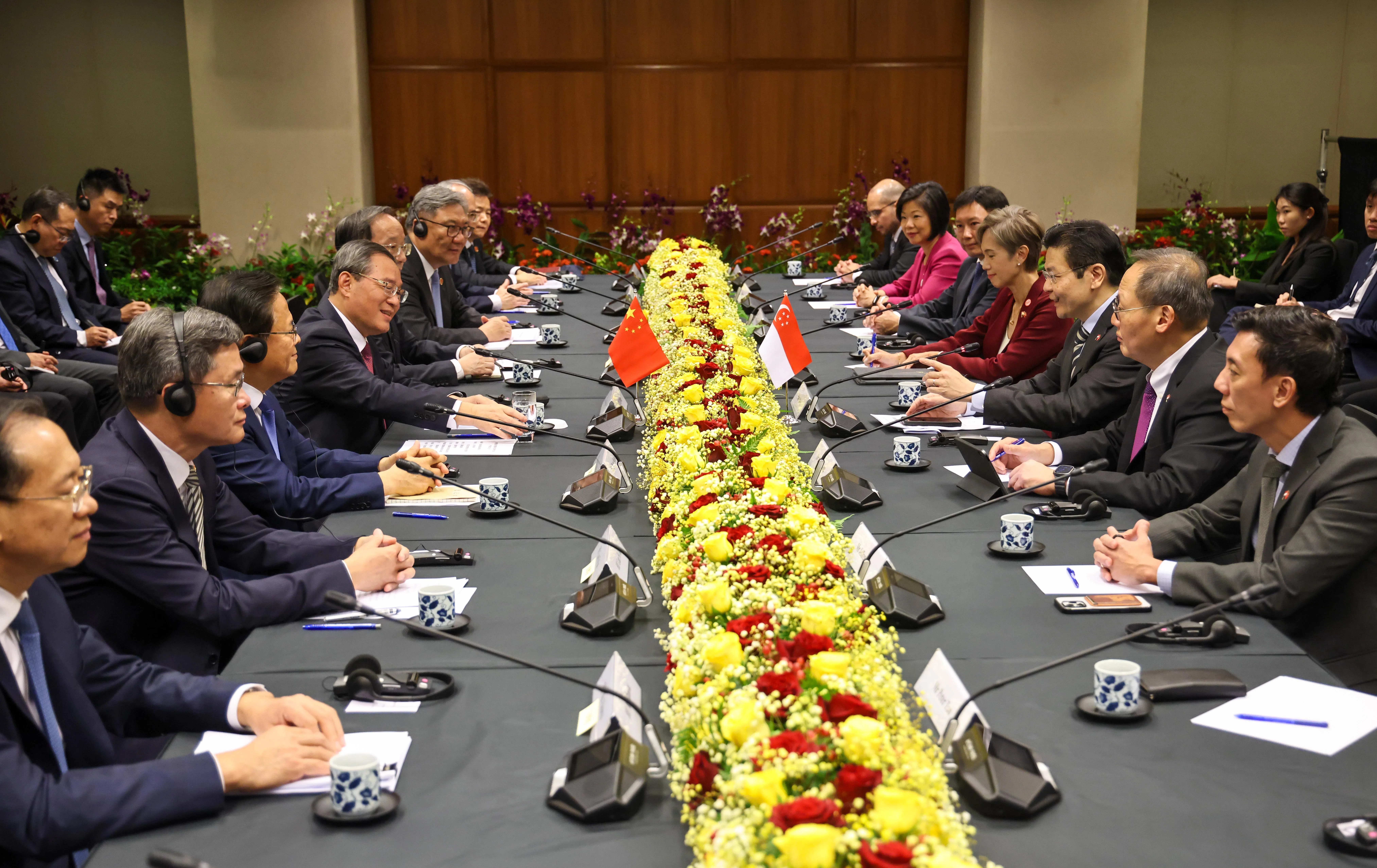 黄循财总理（右三）星期六（10月25日）下午在国会大厦，与到访的中国总理李强（左四）举行会谈。参与会谈的中方部长有（左起）中国外交部常务副部长马朝旭、财政部长蓝佛安、国家发展改革委主任郑栅洁、工业和信息化部部长李乐成、商务部长王文涛；参与会谈的新方部长有（右起）交通部代部长兼财政部高级政务部长萧振祥、人力部长陈诗龙医生、数码发展及新闻部长杨莉明、国家发展部长徐芳达、外交部兼内政部高级政务部长沈颖，以及国家发展部兼教育部高级政务次长赛义德哈伦。（陈渊庄摄）