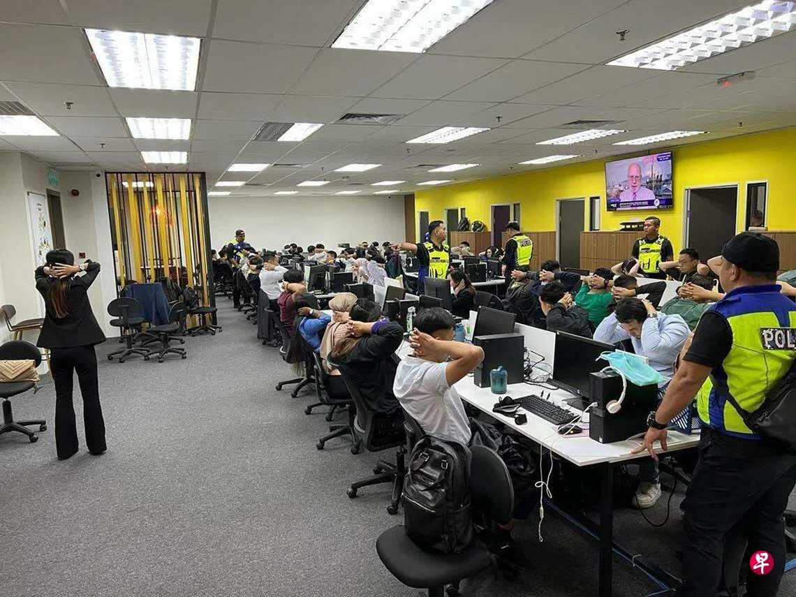 捣毁外汇诈骗团伙马国警方逮捕77男女| 联合早报