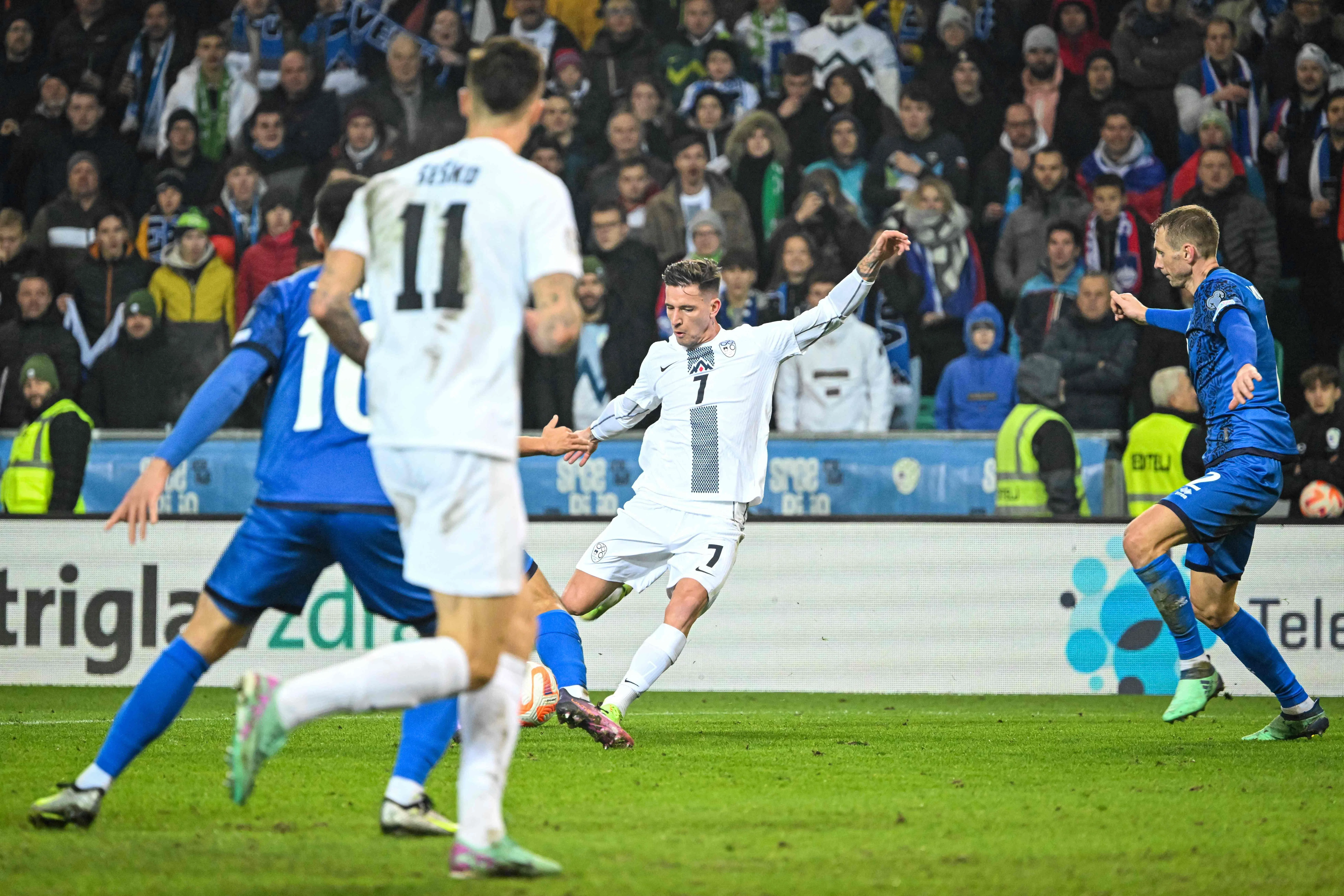 斯洛文尼亚前锋维比克（7号）射出一记世界波，帮助球队绝杀哈萨克斯坦。（法新社）