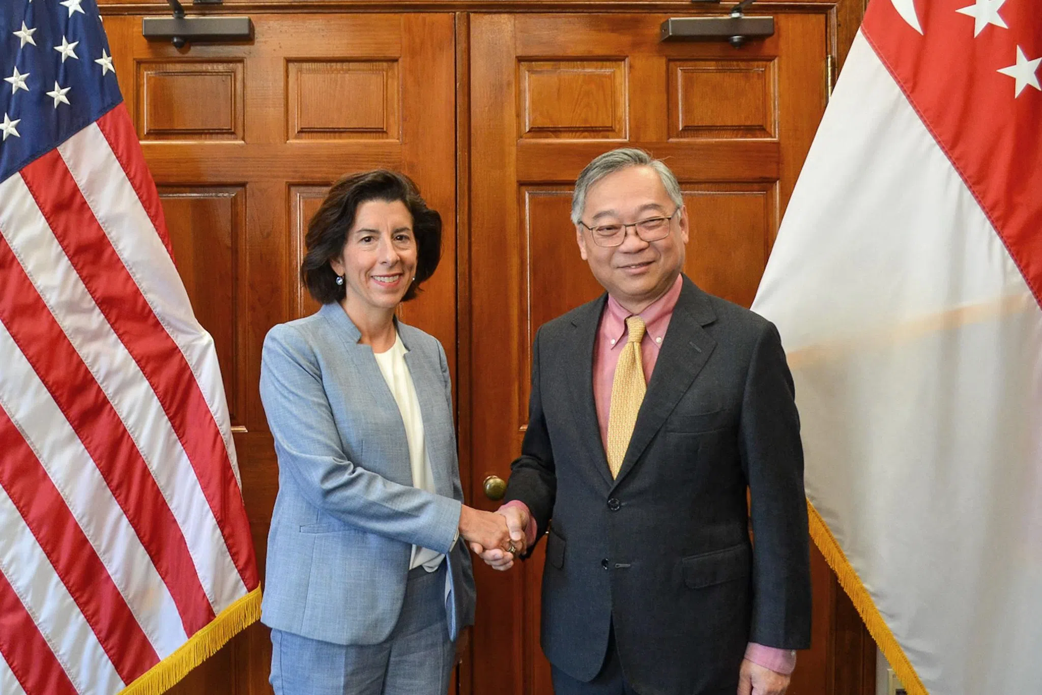 贸工部长颜金勇（右）当地时间4月29日在华盛顿与美国商务部长雷蒙多会面。（贸工部提供）