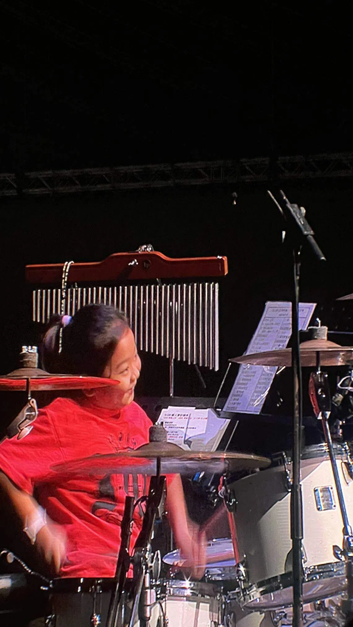 黄姿宁打鼓打得起劲。（记者摄）