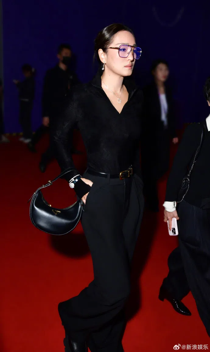 巩俐一身简约利落的全黑连衣裤亮相上海进博会2023，状态之好，艳惊四座。（取自微博）