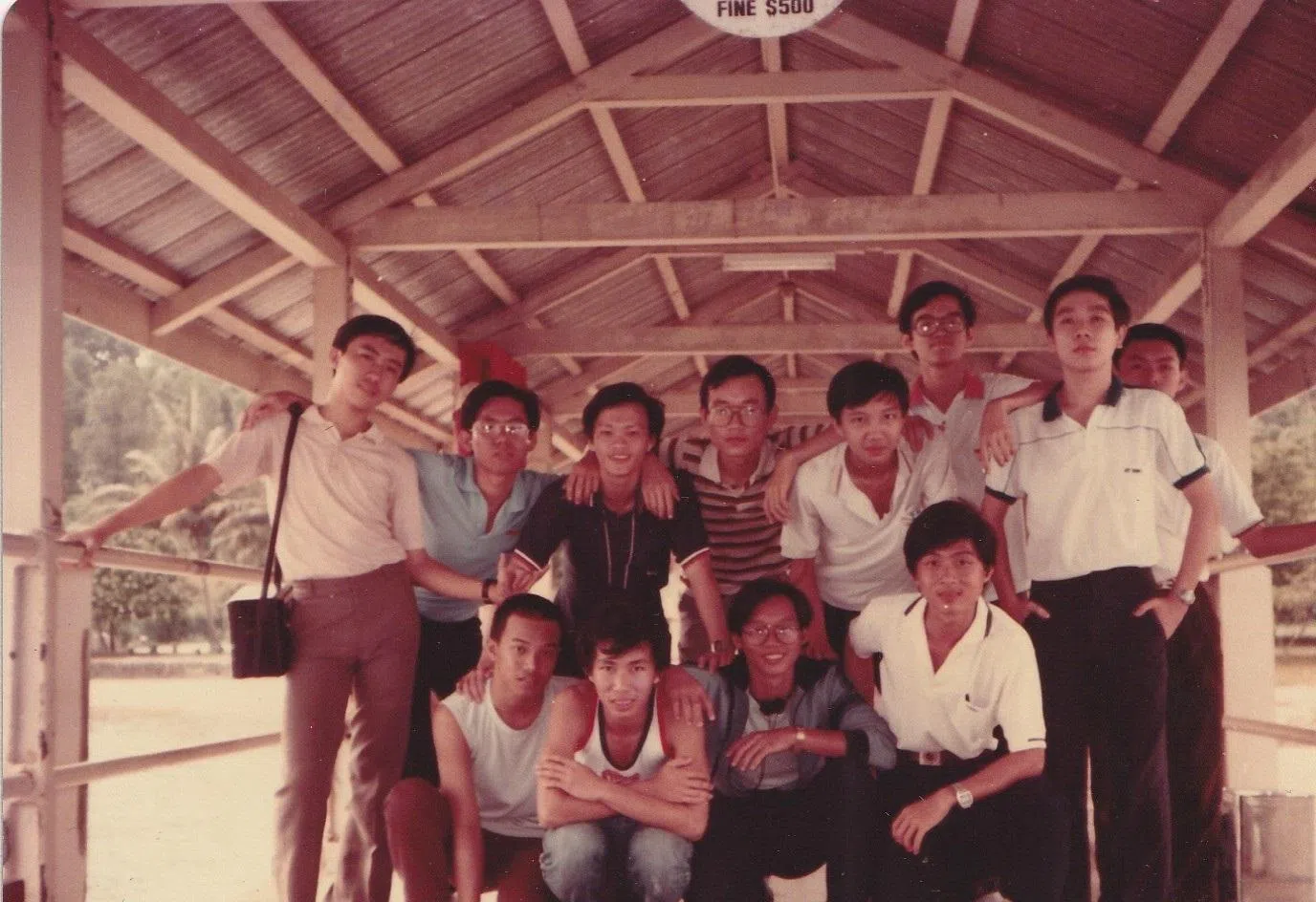1983年，王启贵（站者右三，戴眼镜者）和第一届通讯员到圣约翰岛野外露营。（受访者提供）