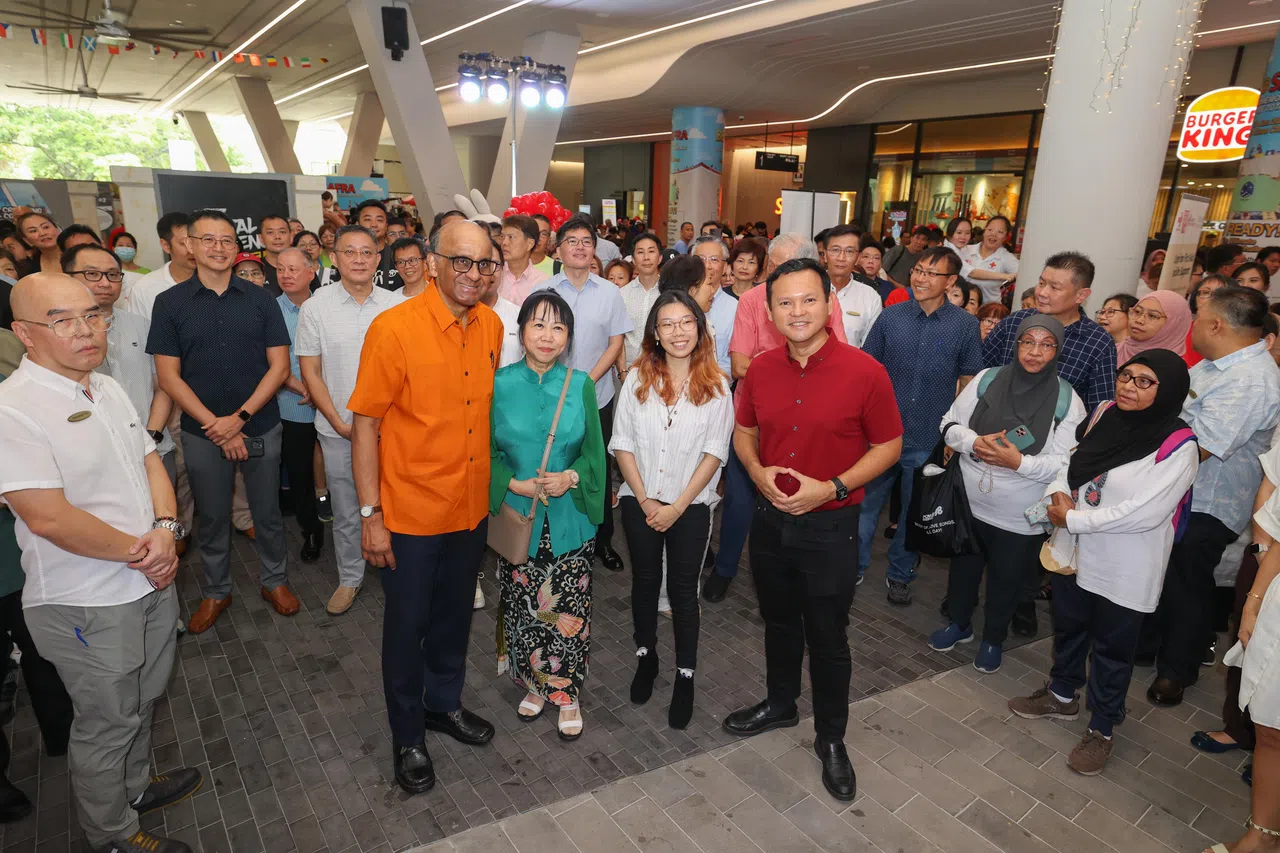 Aeona（前排左三）在蔡厝港战备军人协会俱乐部活动上，为尚达曼总统（前排左一起）、总统夫人珍一藤木，以及人力部兼国防部高级政务部长扎吉哈献唱《心火相传》。（吴先邦摄）
