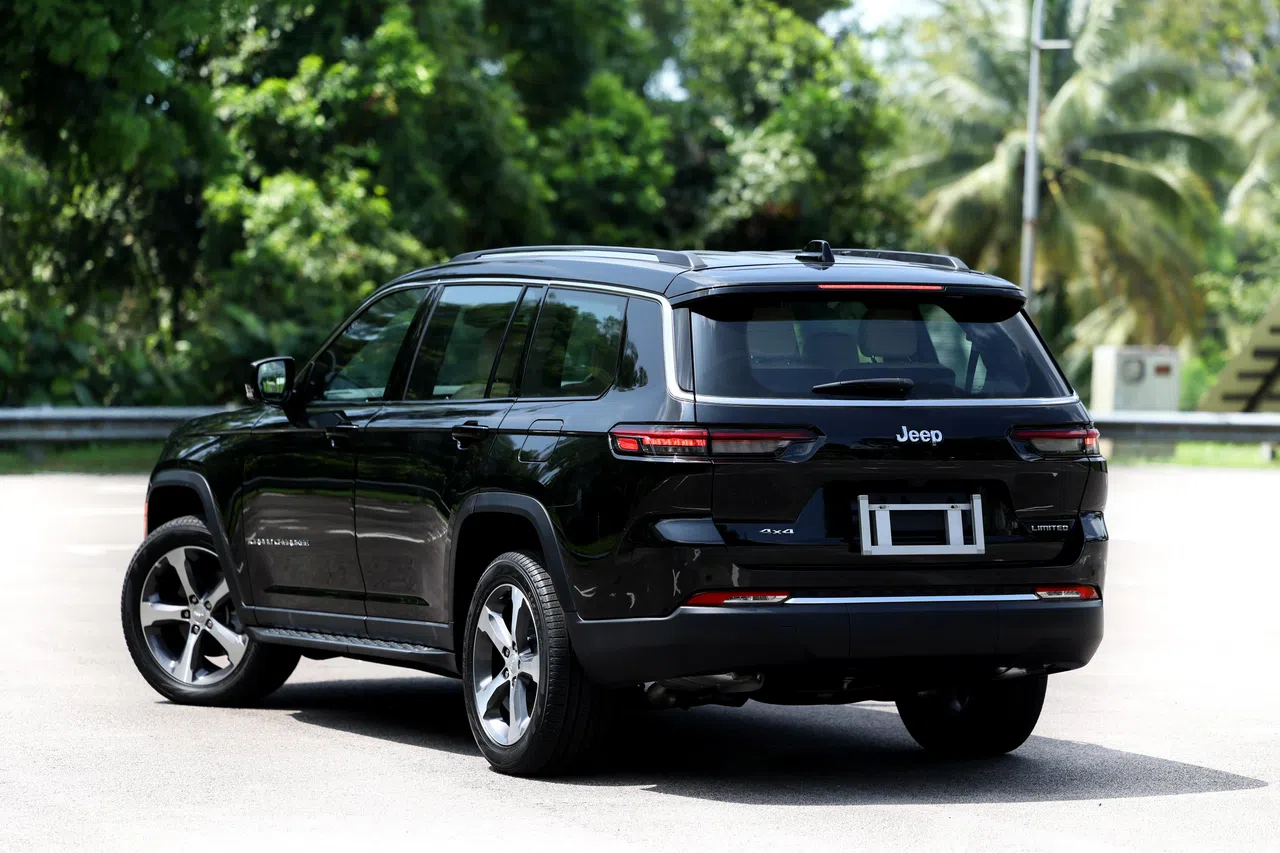 尾部保险杠上有一条镀铬饰条，设计中规中矩。（龙国雄摄）