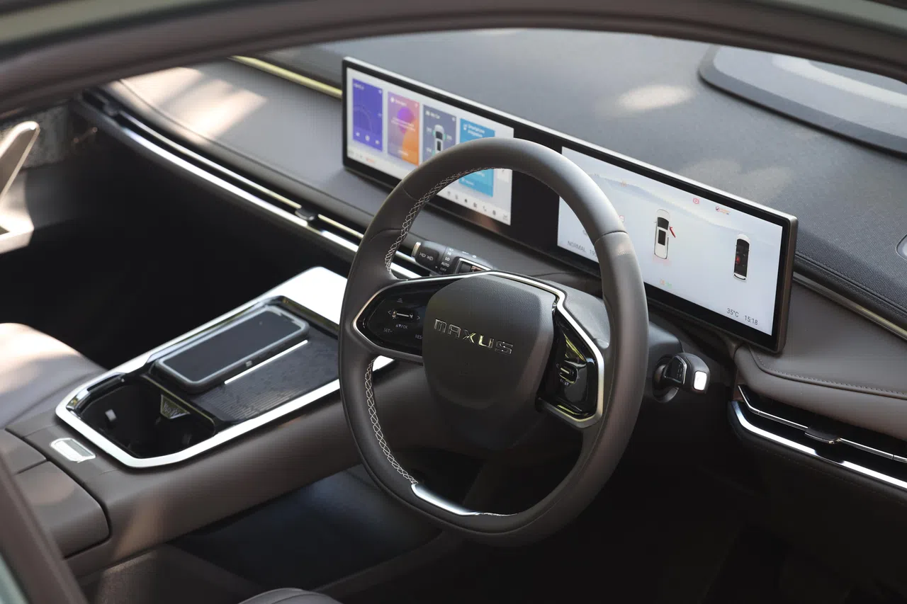 新车搭载两块12.3英寸液晶仪表盘和中控屏。（何家俊摄）