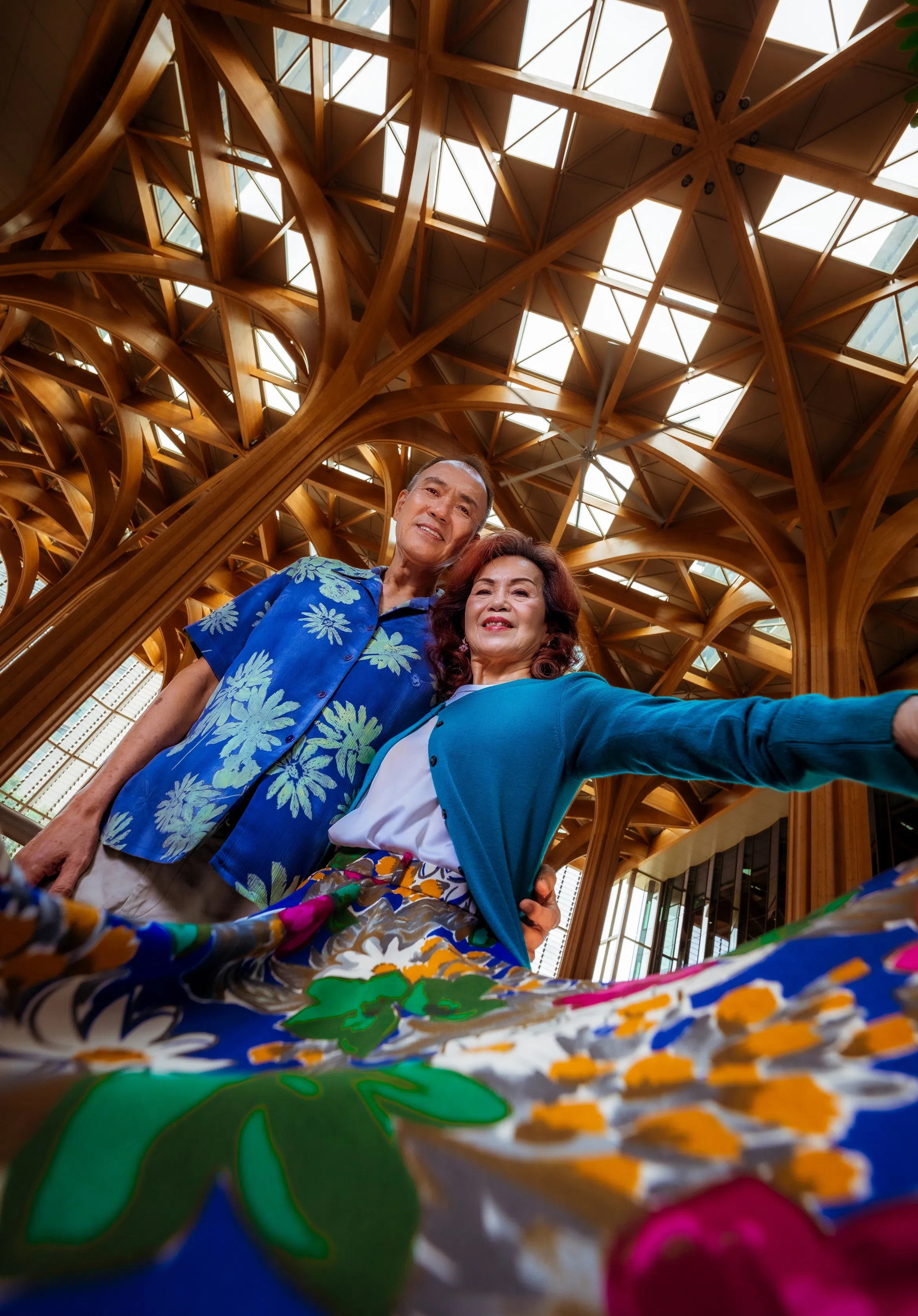 摩登阿公阿嫲许伟楠与太太叶玉樱完成形象改造后拍摄照片，参与由新加坡华族文化中心与青年协力星联合举办的“阿公阿嫲72变”数码摄影展。（新加坡华族文化中心提供）