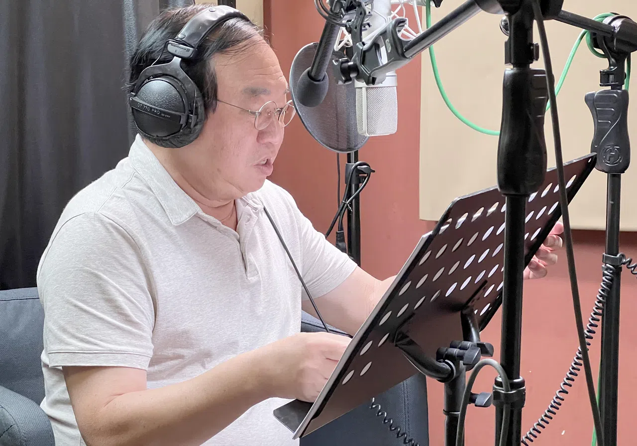 旅居香港40多年的本地著名朗诵家张妙阳为《硬道理》有声书中的建国总理李光耀配音。（联合早报）