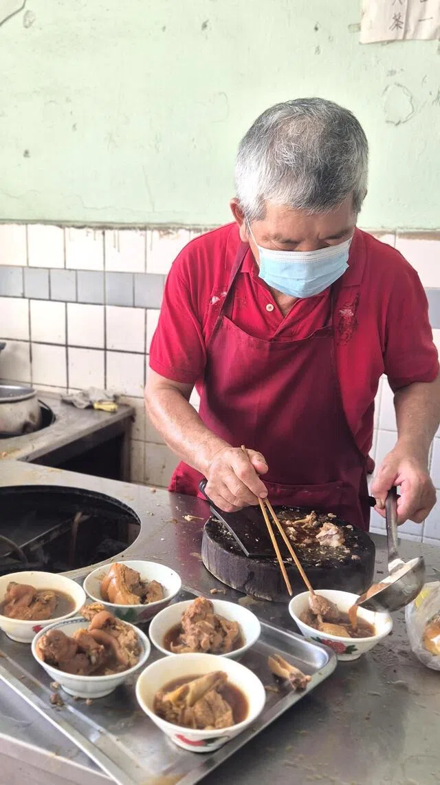李氏后人默默守护祖辈的肉骨茶味道。（陈爱薇摄）
