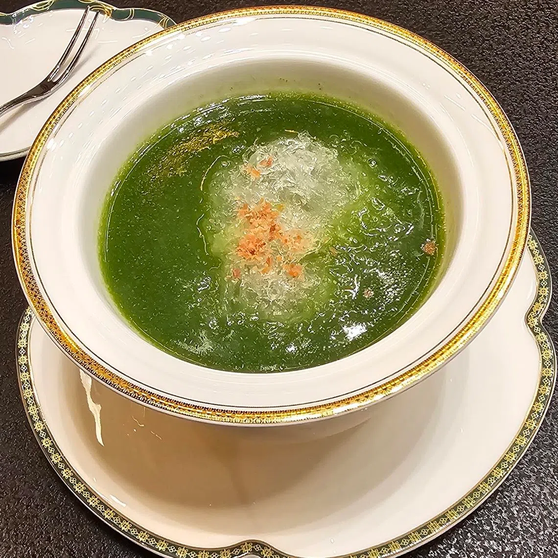 菜汁官燕以潮州名菜护国羹为灵感，菜汁融合鸡汤和燕窝。（黄亿敏摄）