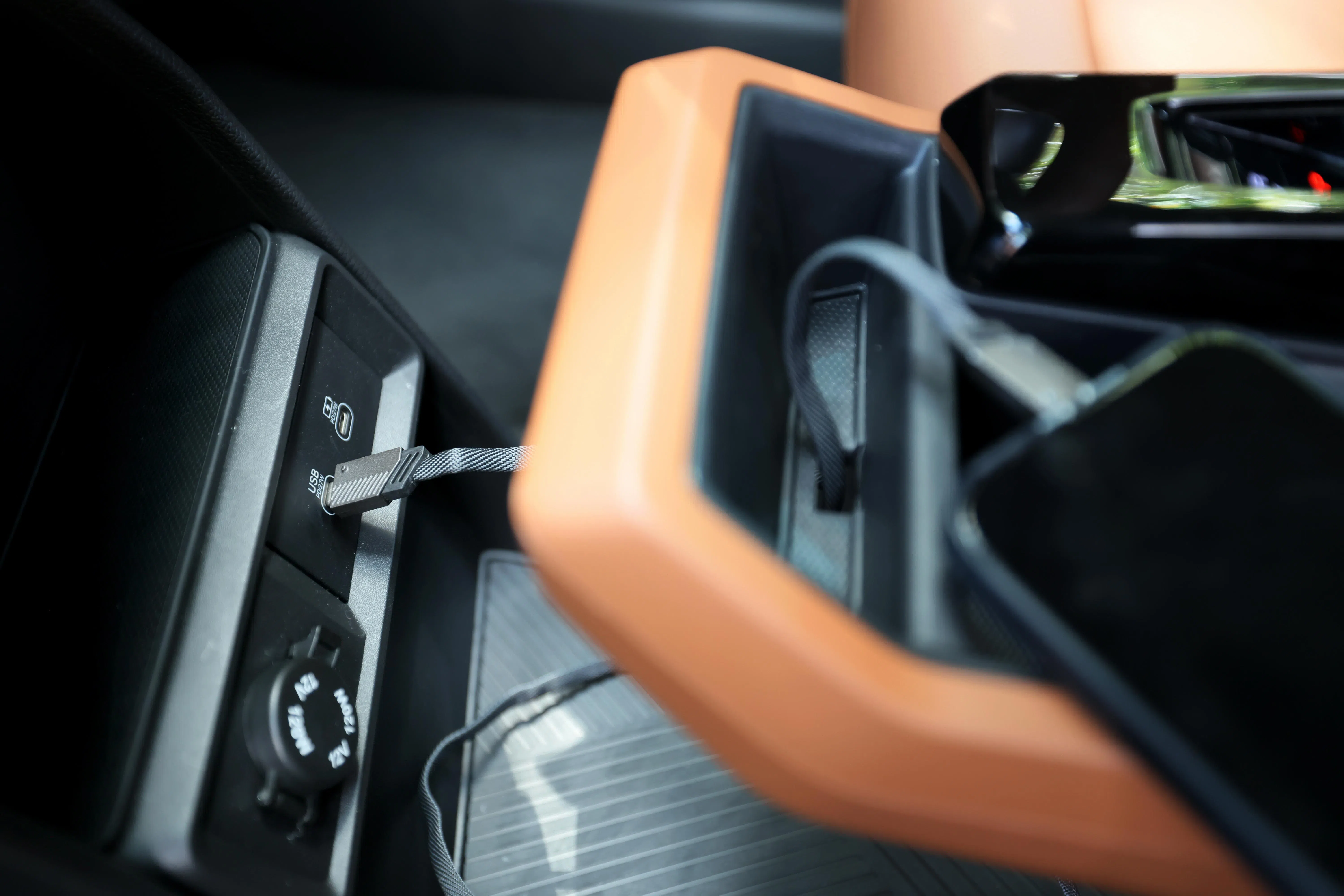 手机置放区预留USB穿线孔，方便连接苹果CarPlay和安卓Auto。（龙国雄摄）