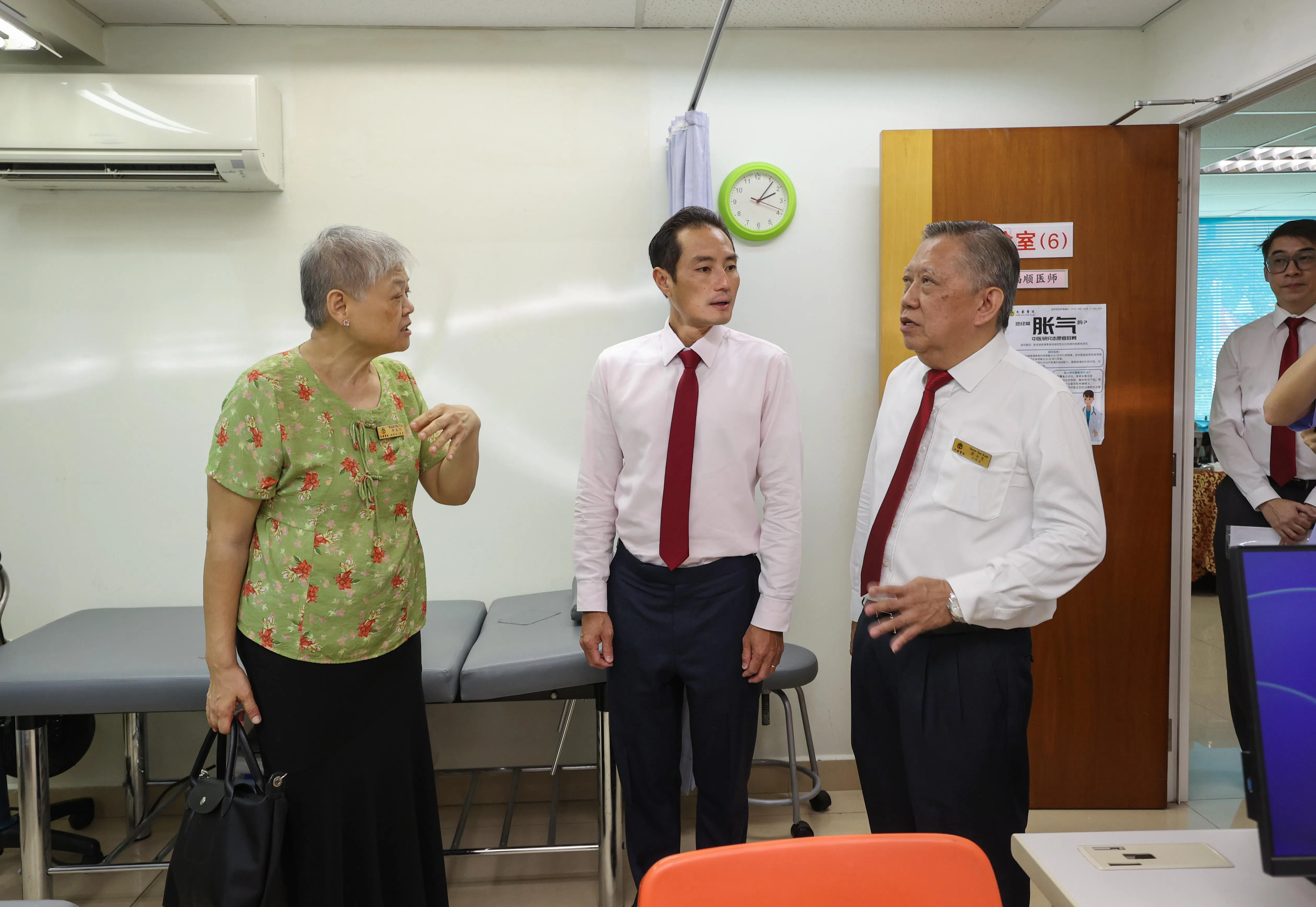 大众医院11月9日庆祝成立51年，数码发展及新闻部兼卫生部高级政务部长陈杰豪（中），向大众医院院长萧士发（右）和医师郭美伶，了解医院运营情况和未来计划。（游甯稀摄）