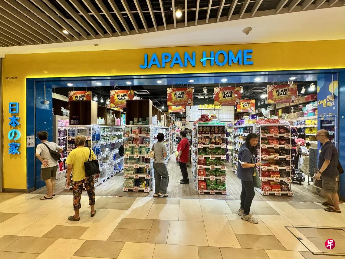 《联合早报》走访位于勿洛广场的日本之家门店时，店面照常营业，但有工作人员称，门店自本月11日起已开始售卖Valu$产品。 （邝启聪摄）
