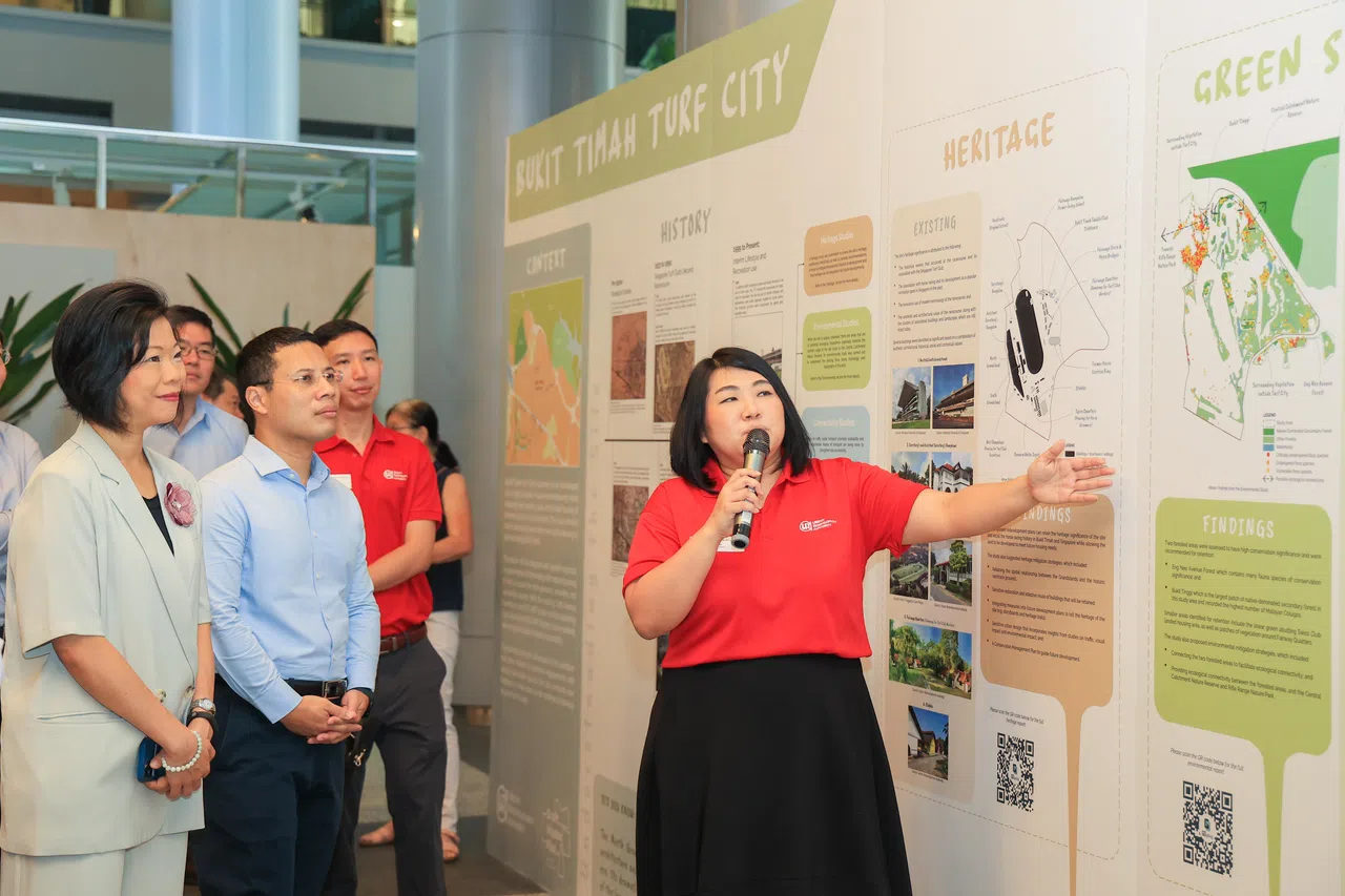 国家发展部长李智陞（左二）为马城发展计划展览开幕，过后由国家发展部兼外交部高级政务部长沈颖（左一）陪同，参观展览。（吴先邦摄）