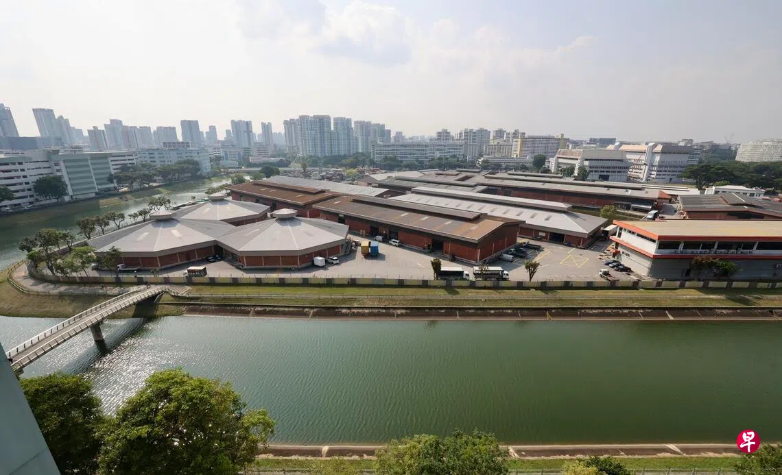加冷分销园的南边区域（图左）拟建造一座河畔公园。加冷河另一边的居民可通过现有的跨河小桥，前往未来的公园。 （邬福梁摄）