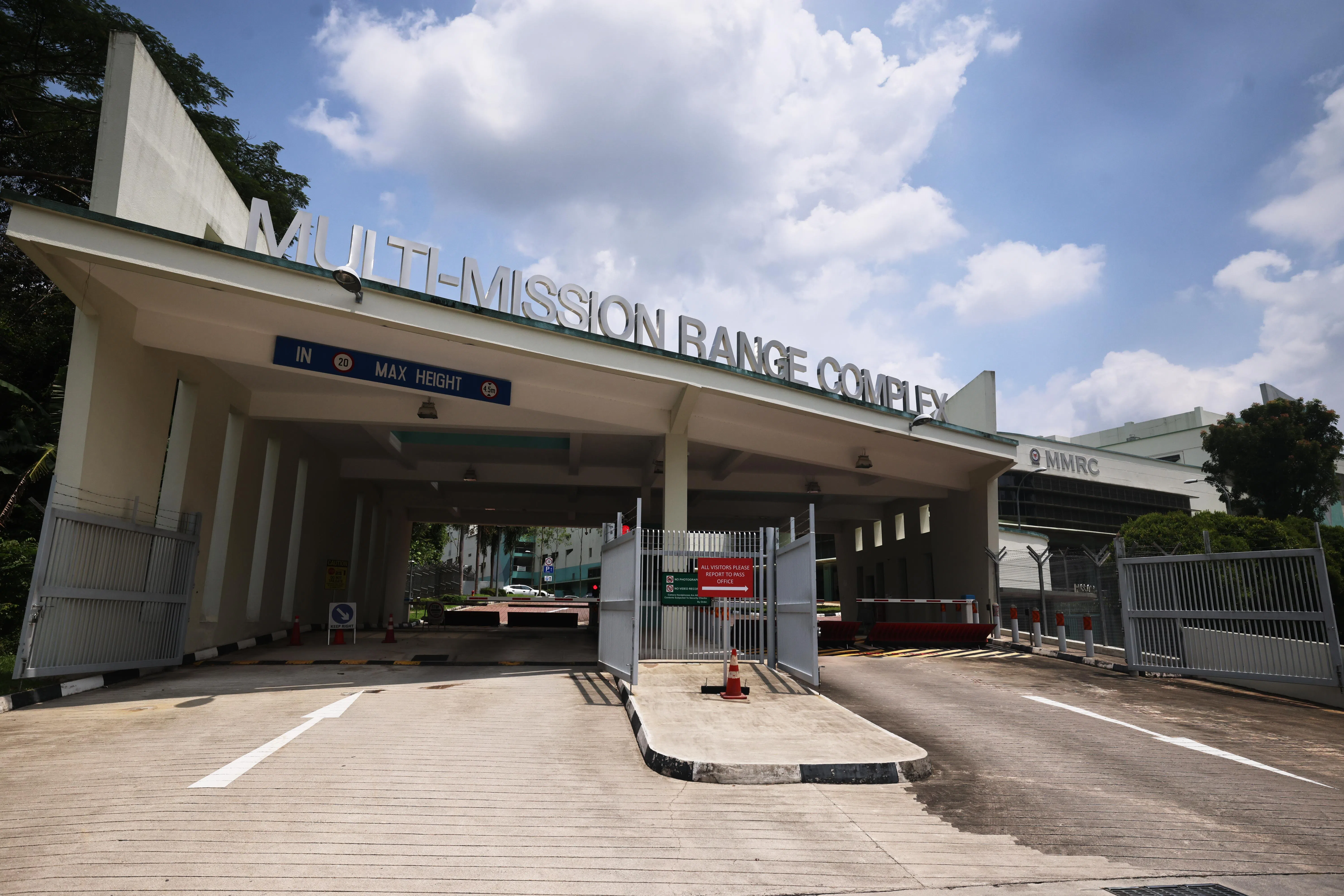 我国首个室内实弹射击靶场中心于2013年启用，是集中进行室内实弹训练的设施，每年有约9万人次受训。（陈渊庄摄）