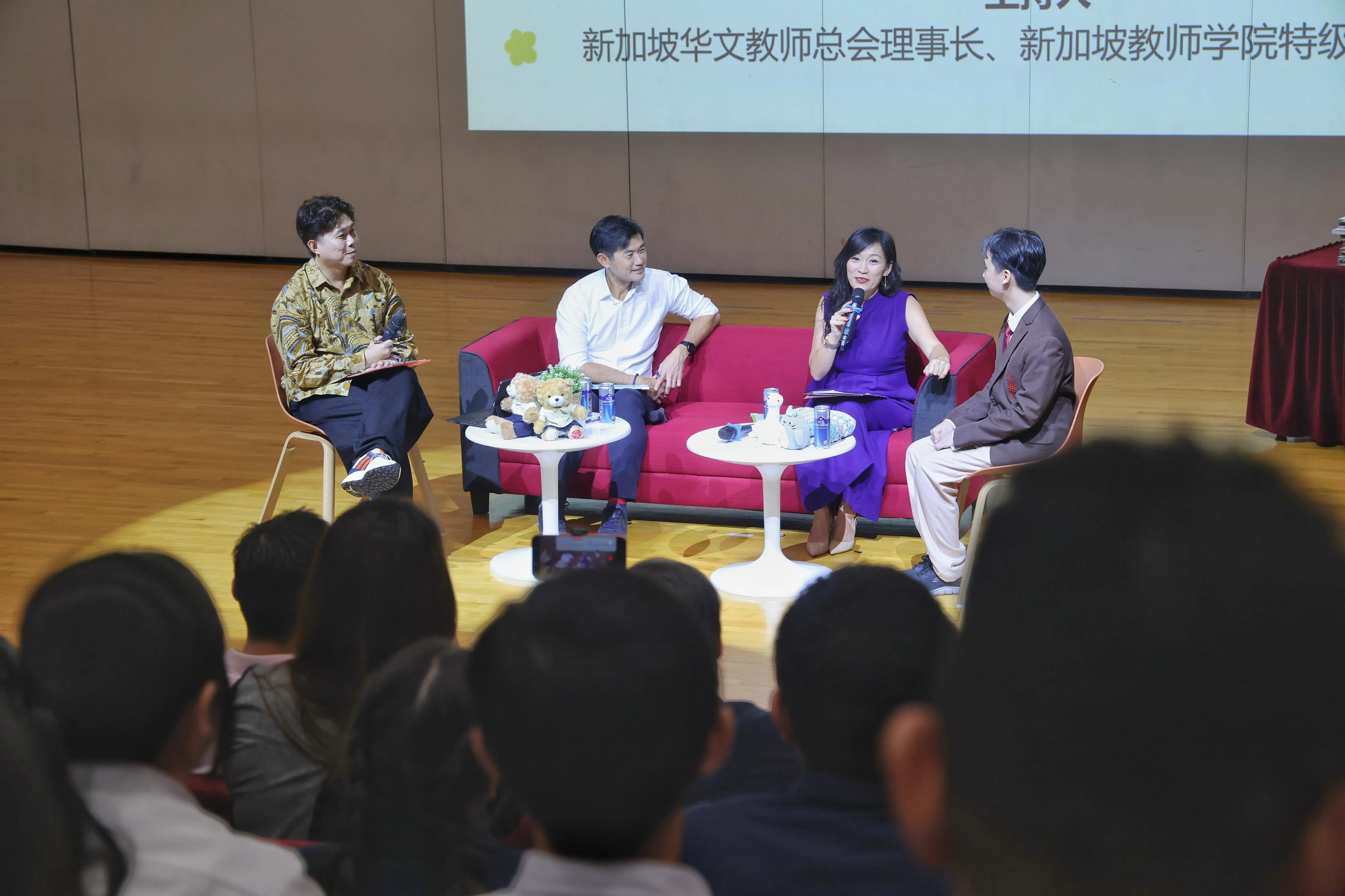 以“拼图”为主题的对话会由新加坡华文教师总会理事长、新加坡教师学院特级教师汤俊杰（左一）主持。参与对话的嘉宾包括总理公署高级政务部长、全国职工总会副秘书长陈国明（左二）、葬礼服务公司心篇章执行董事洪舒涵（右二），以及在编采比赛中夺得金奖的华侨中学中四学生潘劭轩（右一）。（唐家鸿摄）