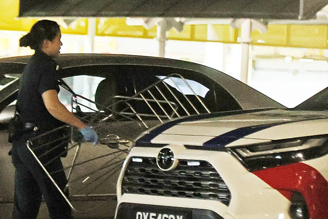 警方带走一个晾衣架，作为证物。（蔡振鸿摄）