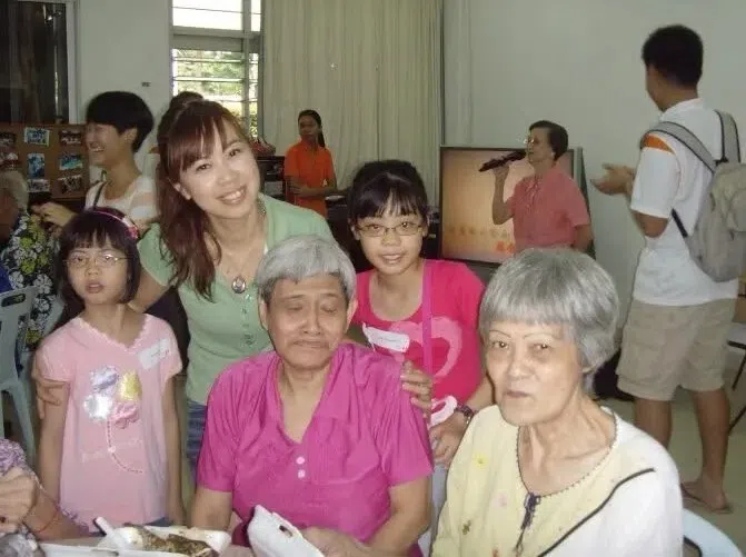 黎素芬（后排左起）曾在佘晓轩就读小学时，带她到老人院参加社区志愿服务活动。（作者提供）