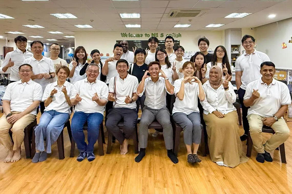 交通部长兼财政部第二部长萧振祥（前排左五），也是负责碧林—登加分区的蔡厝港集选区议员。他受访时特别感谢碧林—登加的基层团队，大赞他们热心公益，“是很棒的一群”。（碧林—登加分区基层义工提供）
