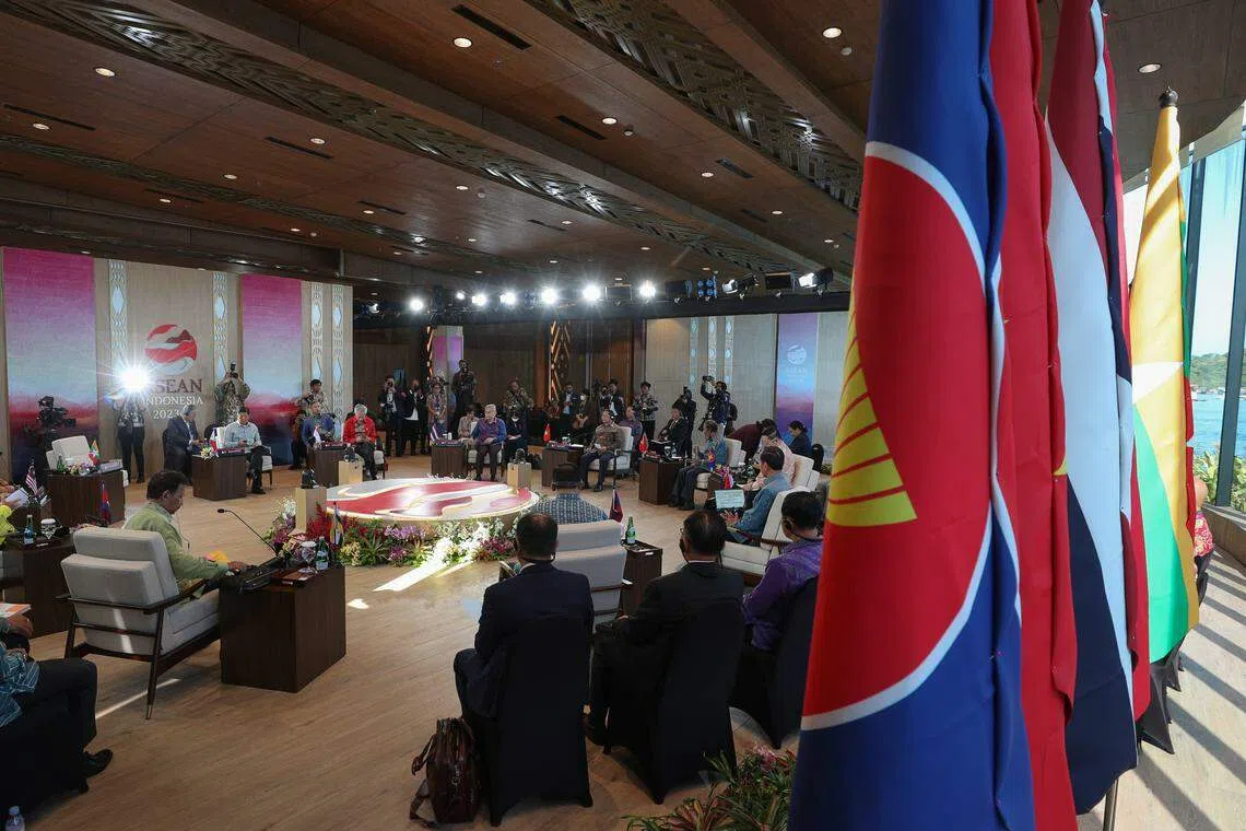 李显龙总理（穿红衣者）星期四（5月11日）上午出席第42届亚细安峰会非正式会议。（通讯及新闻部提供）