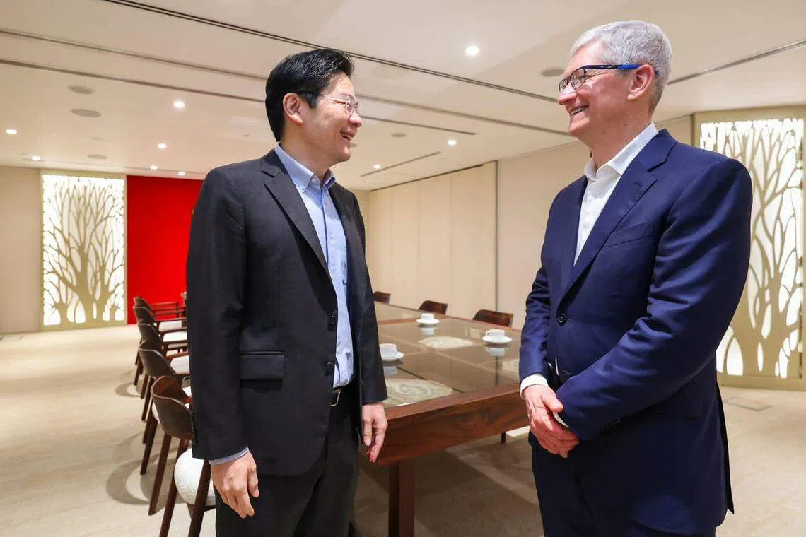 候任总理黄循财（左）星期五（4月19日）在脸书发文说，他与苹果首席执行官库克会面时，讨论有关东南亚的机遇，以及新加坡与苹果的密切协作。（取自黄循财脸书）