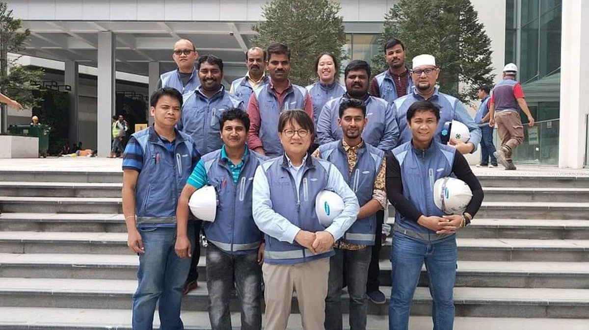 刘励贤（后排右二）感谢热心的同事，使她工作起来更愉快。（图摄于疫情前／受访者提供）　