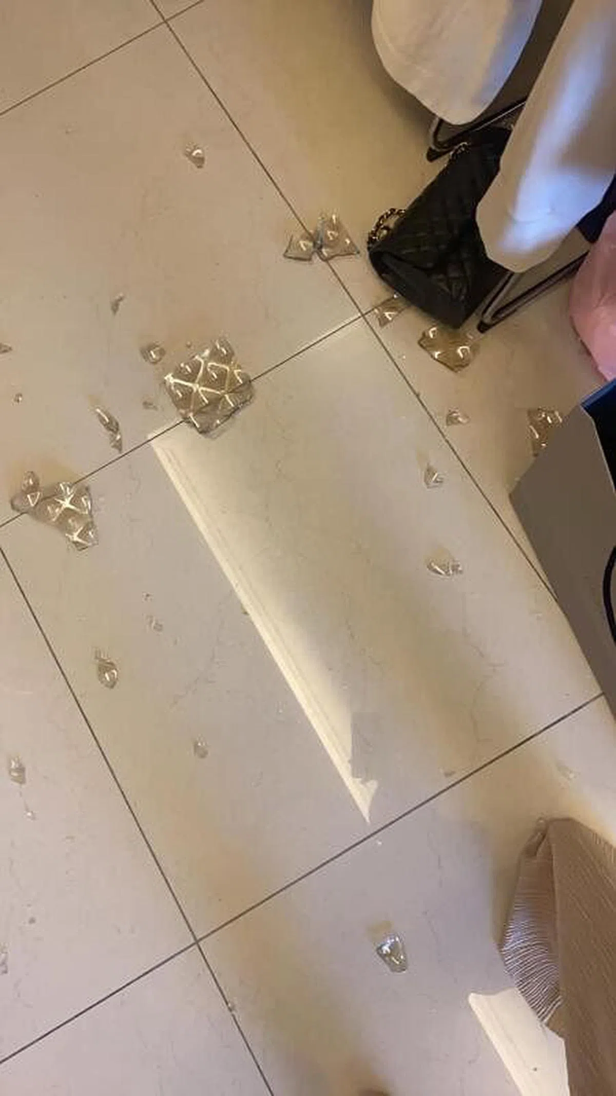 纳豆和依依家中吊灯掉下来，碎片散落地上。（取自网络） 