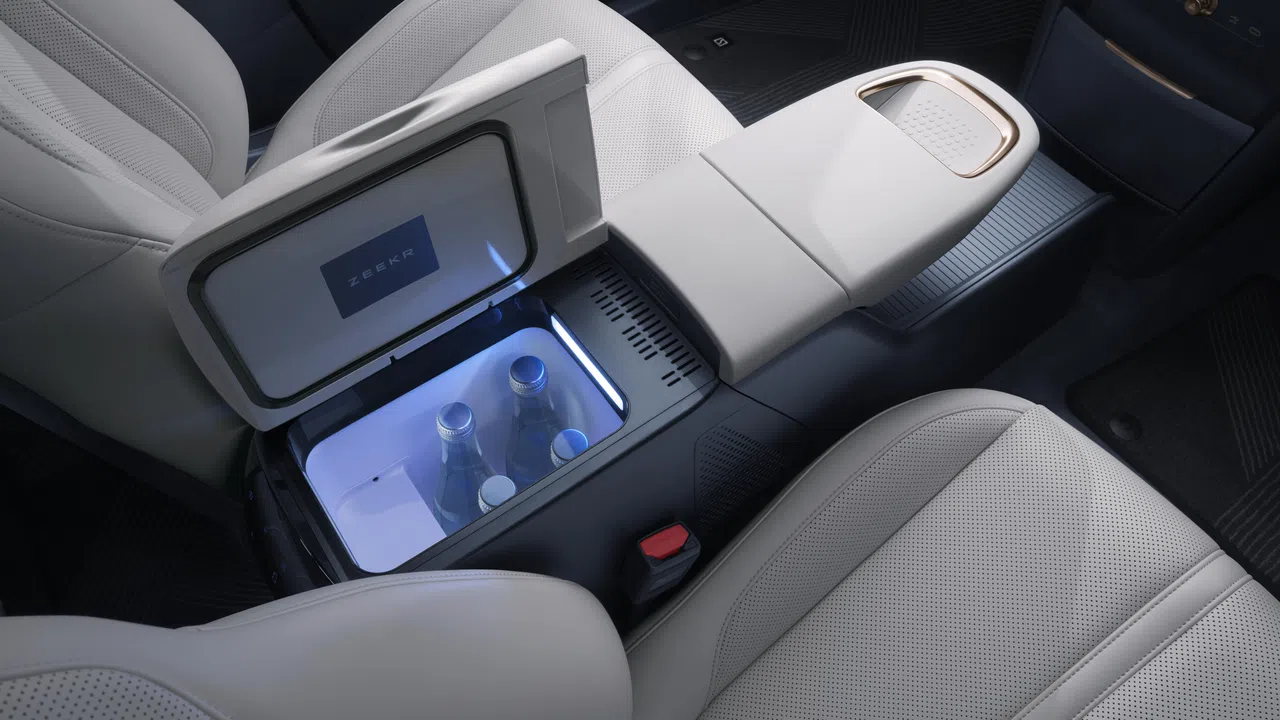 极氪X有小型冰箱，可以冷藏饮料，非常实用。（极氪提供）