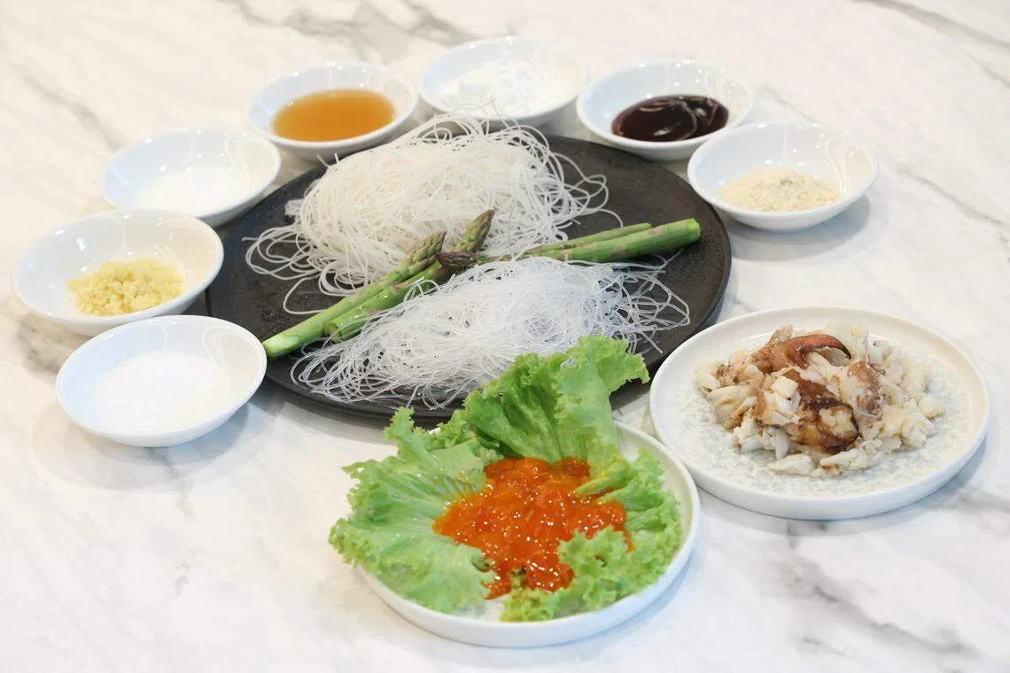 蟹粉鸳鸯米粉所需食材与配料。（邝启聪摄）