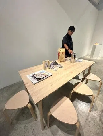 当代艺术家里克力·提拉瓦尼加与《无题（午餐盒）》参与式作品合影。（黄向京摄）