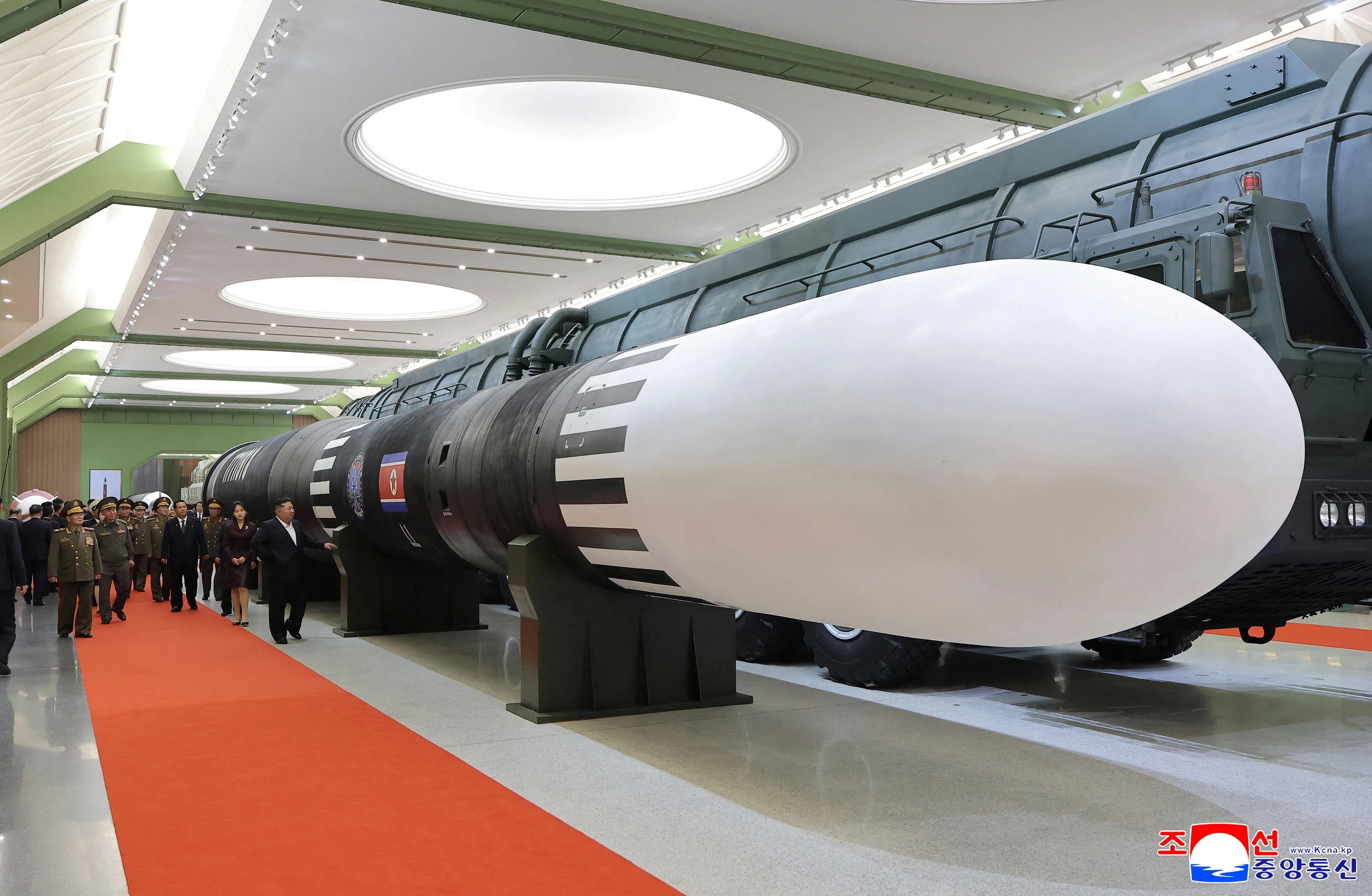 朝鲜领导人金正恩及女儿金珠爱星期天（10月11日）出席朝鲜第二经济委员会国防革命博物馆开幕式。（路透社）