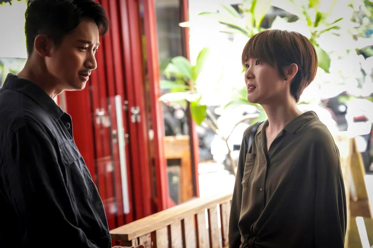 孙可芳（右）在戏中痛失爱女之后，老公邱凯伟（左）竟要求离婚。（互联网）