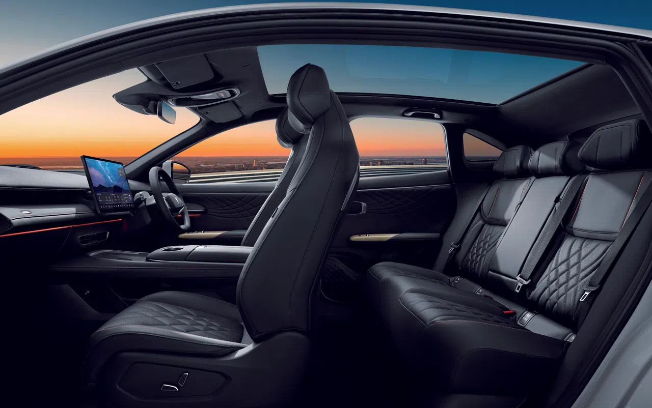 全景天窗提供开阔视野，采光效果出色。（车商提供）